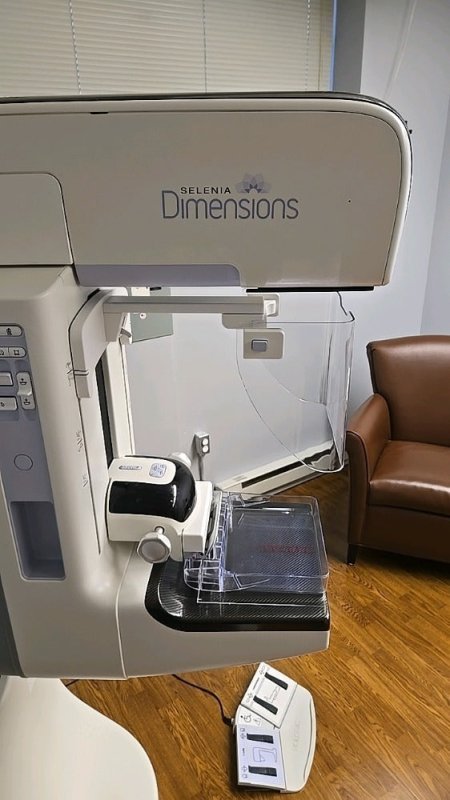 HOLOGIC SELENIA DIMENSIONS 3D DIGITAL Mammo System 2018 - inCAV Medical Imaging Equipment