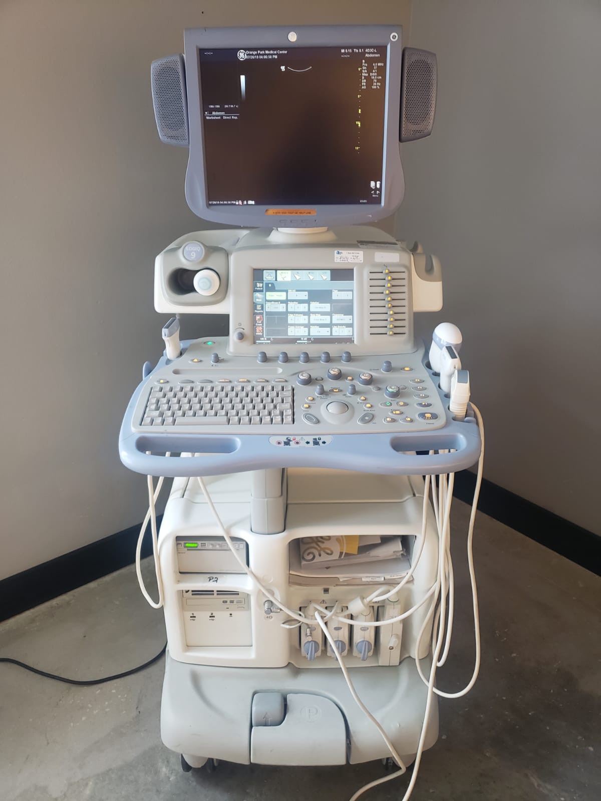 GE Logiq 9 Ultrasound System with Flat Pannel Monnitor